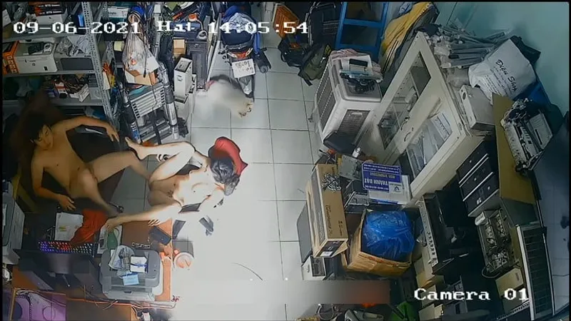 Bà xã chồng đụ nhau trong của hàng máy tính